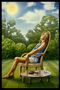 Девушка принимает солнечные ванны на лужайке в кресле