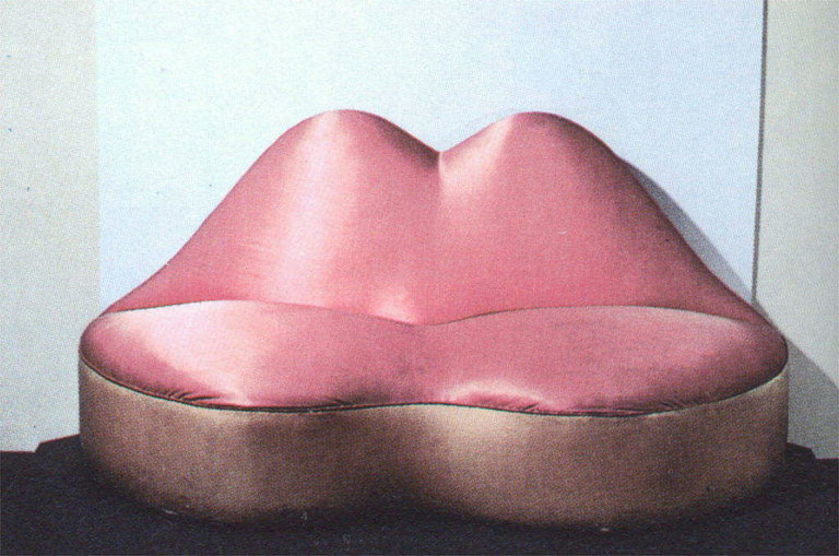 Das Sofa in der Form von Frauen-Lippen