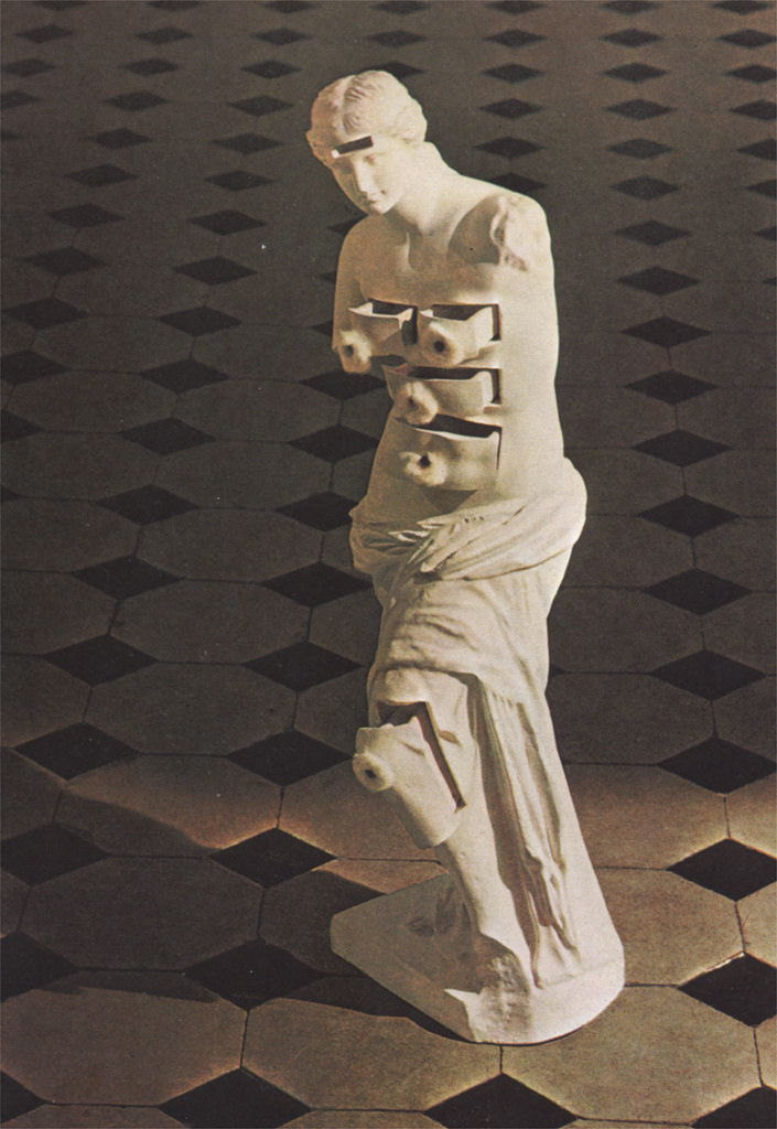 Statuen af en kvinde med åbne kasser øverst på torso