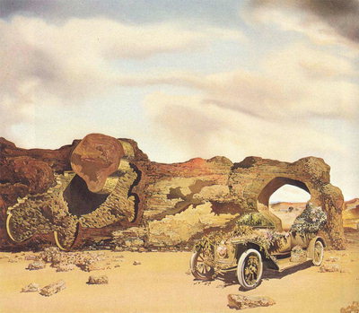 파괴된 벽 부근의 사막에서 자동차