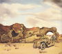 Das Auto in der Wüste in der Nähe der zerstörten Mauer