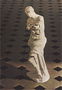 A estátua de uma mulher com caixas abertas na parte superior do tronco