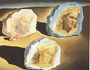 Картина с головами женщин с рисунком на камне
