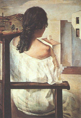 Naked kvinnens skulder. Kvinnen på balkongen ser på avstand