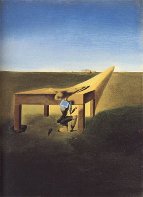 O home ao lado dunha longa mesa de madeira