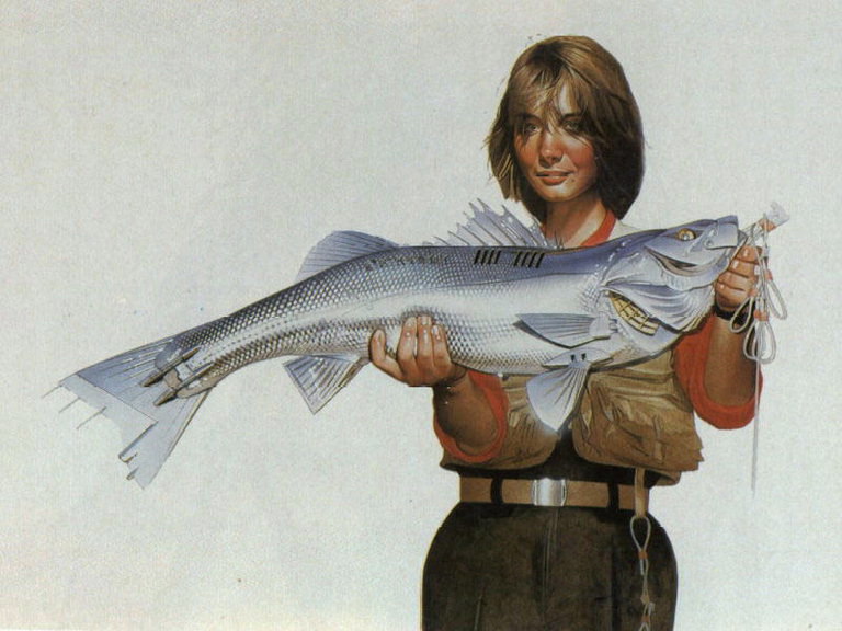Một phụ nữ với một kim loại cá trong tay của