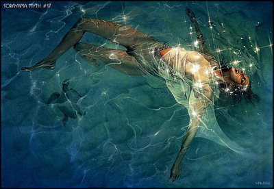 Garota de abrigo transparente na auga. Prata sombra da luz solar