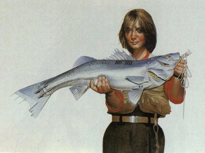 En kvinne med et metall fisk i hendene på