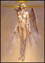 La jeune fille en robe transparente avec des ailes