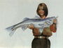 Seorang perempuan dengan logam ikan di tangan