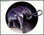 लंबे दाँत के साथ यांत्रिक हाथी. एक हल्के बैंगनी रंग में एक जानवर