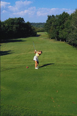 Девушка на поле для гольфа