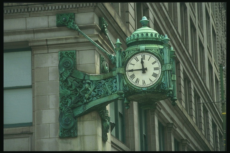 The famous town clock in Chicago will tell the story of large urban crime