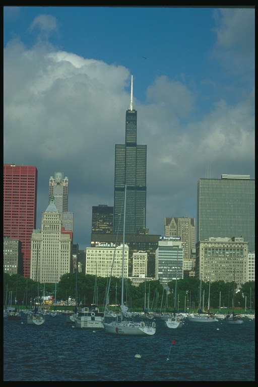 Een aantal wolkenkrabbers aan de oevers van schone meren Chicago
