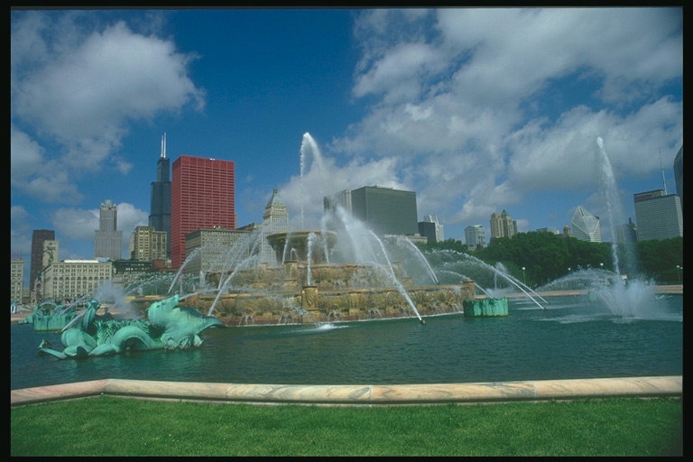 Der berühmte Brunnen in Chicago mit Wasser zum Schwimmen gegen den Wolkenkratzern der Finanzinstitute