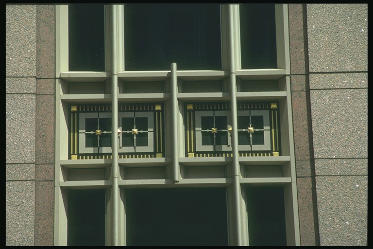장식으로 창 대신 기하학적 프레스코 유리 단순한 건축 구조