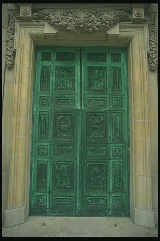 Drzwi kute z żelaza przodu lwów jest symbolem sukcesu finansowego i dobrobytu