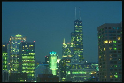 Вечерние огни американского северного города Чикаго манят туристов в ночные клубы