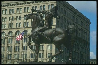 Всадник на боевом коне как демонстрация силы и власти в коррупционном Чикаго