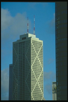 Wolkenkrabber met zendmasten voor communicatie in Chicago in aansluiting grote bazen