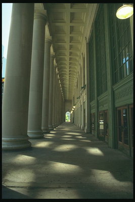 Enormes columnas de arquitectura como parte de un edificio de gran alcance con la luz del arco futuro exitoso
