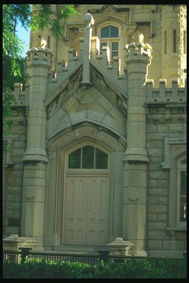 Фасадный вид спереди храма могущества и поклонения преданных служителей религиозного культа