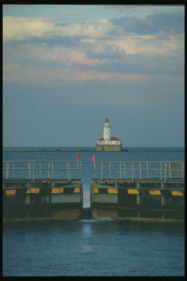 発送と豊かな都市は住民のヨットを見越して、湖の岸にある古い灯台