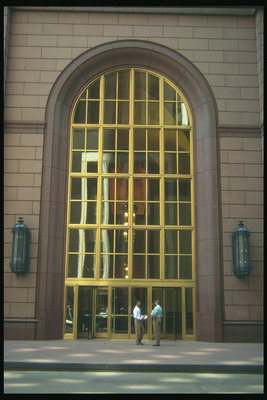 Огромная дверь в форме арки в финансовом государственном учреждении
