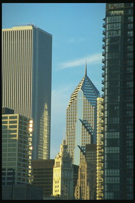 Златният изгрев сред небостъргачи като възраждане на каменни структури