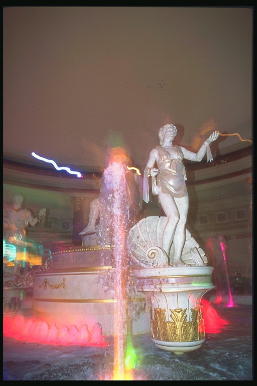Статуя богини удачи в казино Лас-Вегаса 