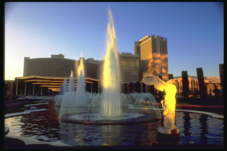 Soluppgång i Las Vegas. De första solstrålarna vid fontänen