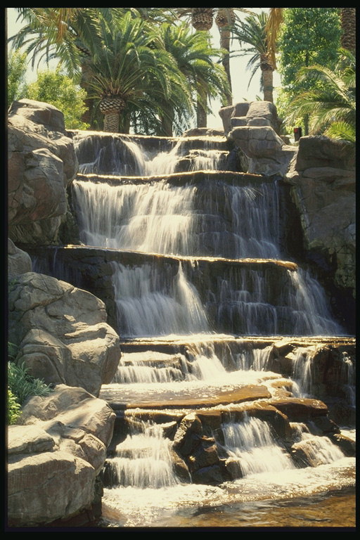 Искусственный водопад в городе с пальмами