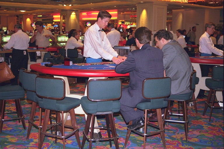 Люди в казино за игральным столом