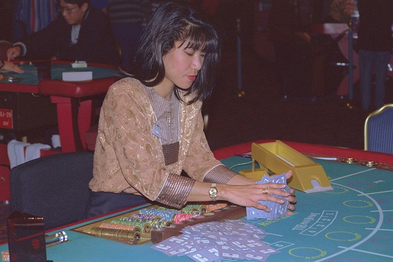 Женщина, играющая на деньги в казино