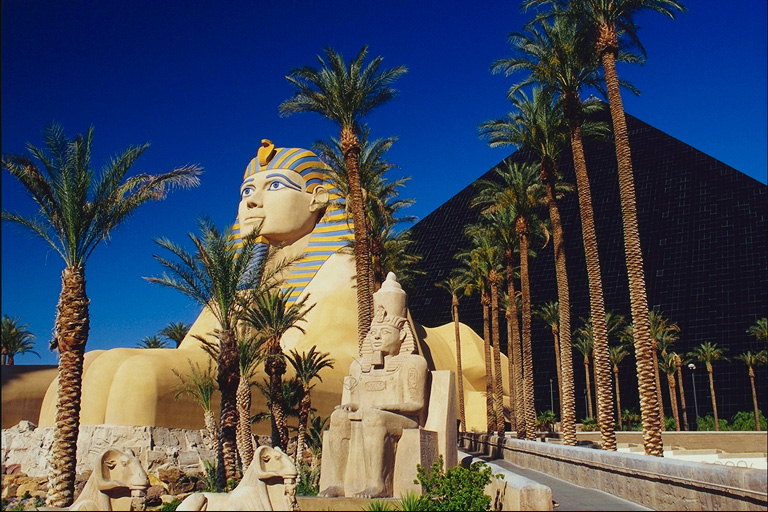 La statue du dieu égyptien ancien mythique parmi les palmiers