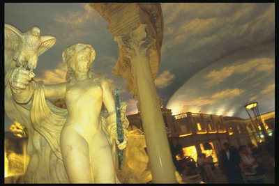 Bức tượng của một phụ nữ trần truồng với một con chim trong tay tại Las Vegas