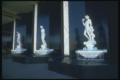 Обнажённые статуи божеств римской мифологии