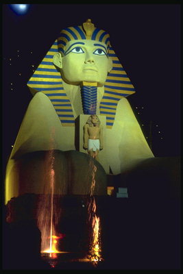 Статуя древнеегипетского бога  солнца Ра 