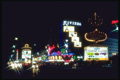 在拉斯维加斯的霓虹灯招牌，以吸引游客