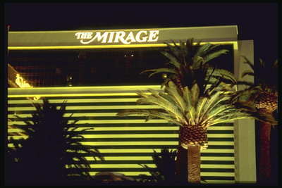 Hotellet är upplyst av neonljus hotell i Las Vegas