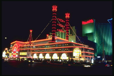 Освещённое казино в форме  корабля