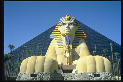 Древнеегипетский Бог, статуя высеченная из камня