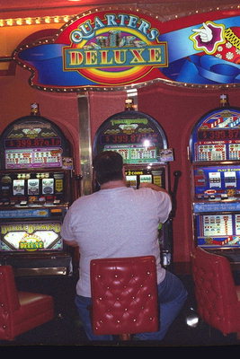 Мужчина, играющий в казино в надежде сорвать джек-пот 