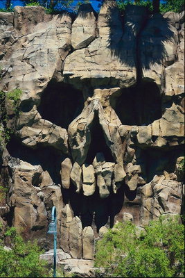 Вход в пещеру, высеченный в форме черепа
