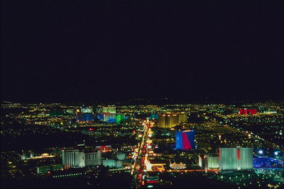 Вид на ночной Лас-Вегас с птичьего полёта 