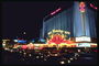 Свет неоновых ламп на вывесках Лас-Вегаса. Отель Hilton в Лас-Вегасе