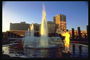 在拉斯维加斯的日出。 在太阳的第一缕曙光的喷泉