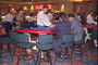 Люди в казино за игральным столом