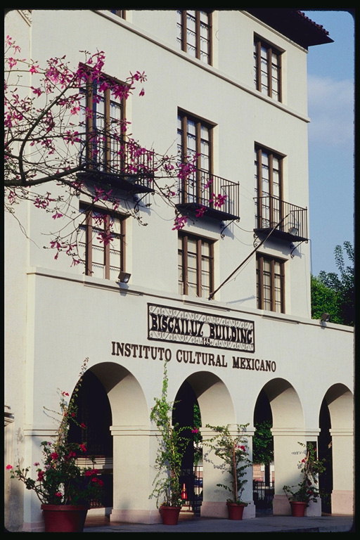 Институт культуры. Здание с металлическими балконами