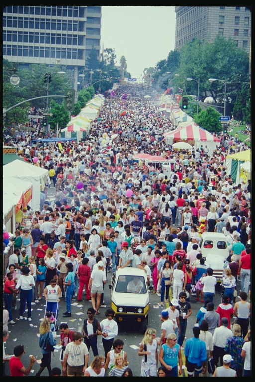 Широкая улица. Толпа людей